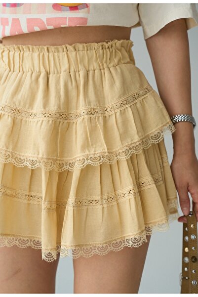 FEMMESTUDIO Fusta mini galbenă pentru femei cu detaliu de fisto și pantaloni scurți în interior