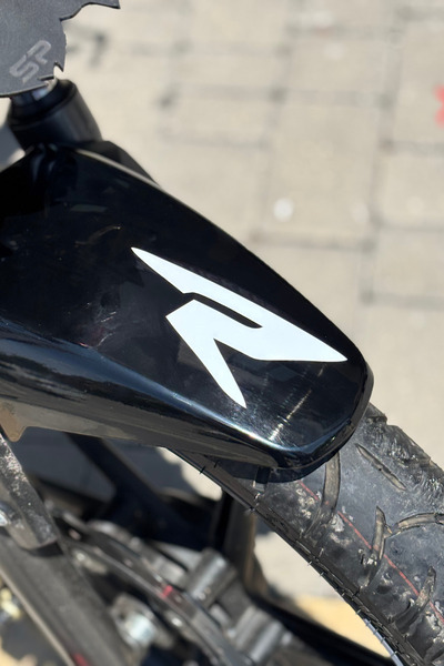 Banxtre ملصق شعار R لجناح الطين باللون الأبيض لـ TVS Raider (قطعة واحدة) (12 سم)
