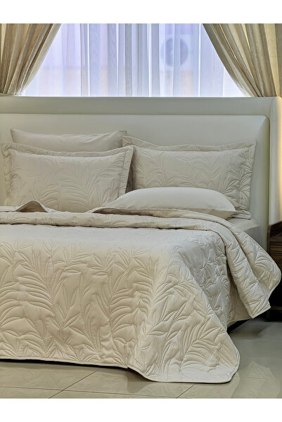 Beroea Home Add a touch of timeless beauty to your bedroom with our Floral Bedspread Set