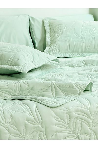 Beroea Home Add a touch of timeless beauty to your bedroom with our Floral Bedspread Set