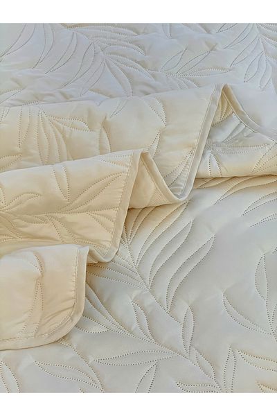 Beroea Home Add a touch of timeless beauty to your bedroom with our Floral Bedspread Set