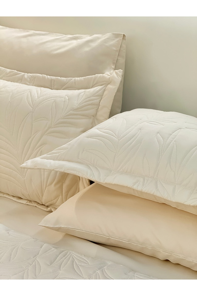 Beroea Home Add a touch of timeless beauty to your bedroom with our Floral Bedspread Set