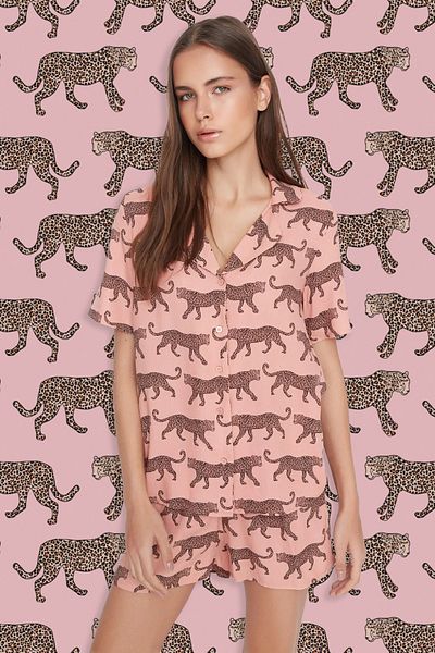 Trendyol Collection Σετ υφαντές πιτζάμες με σορτς βισκόζης με σχέδιο Dusty Rose THMSS21PT0473