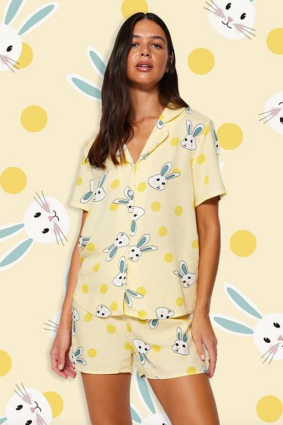 Trendyol Collection Tkané pyžamo se vzorem žlutého králíka s viskózovými šortkami THMSS23PT00235