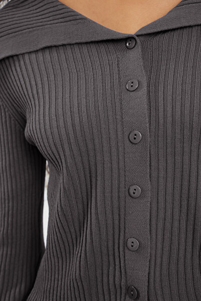 Trendyol Collection Tmavě šedý pletený svetr s límečkem TWOAW24HI00284