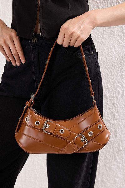 TRENDYOL SHOES Taba Eyelet Gürtelschnalle Detaillierte Damen Baguette Schultertasche TAKSS25OC00069