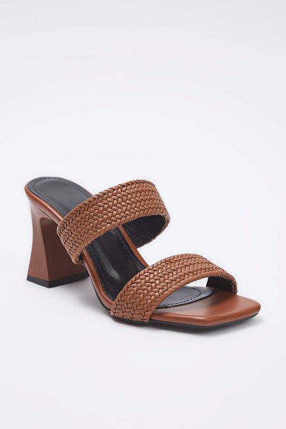 TRENDYOL SHOES Hnědé pletené dámské pantofle s dvojitým páskem na podpatku TAKSS25TO00107