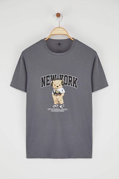 Trendyol Collection Γκρι λεπτή/στενή εφαρμογή New York Teddy Bear εμπριμέ βαμβακερό μπλουζάκι TMNSS25TS00183