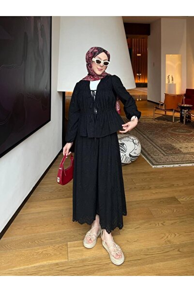 DEMET Belinay Fisto - بدلة مزدوجة مع تنورة برباط مطرزة