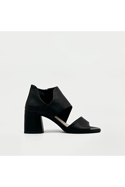 Folle Siyah Hakiki Deri Kalın Topuklu Sandalet – Modern ve Şık Tasarım