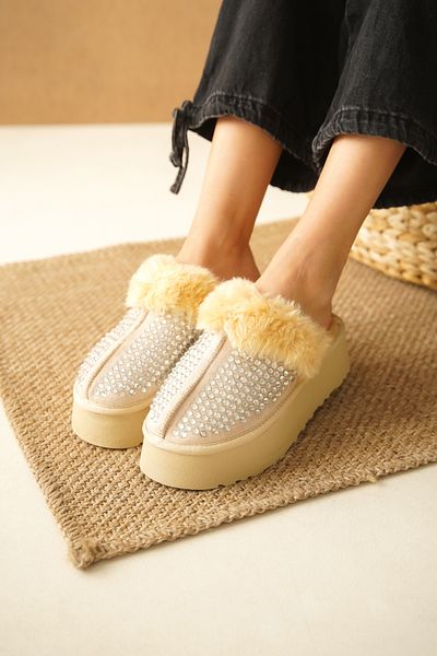 Capone Outfitters Furry Closed Toe Stoned Women's Slippers