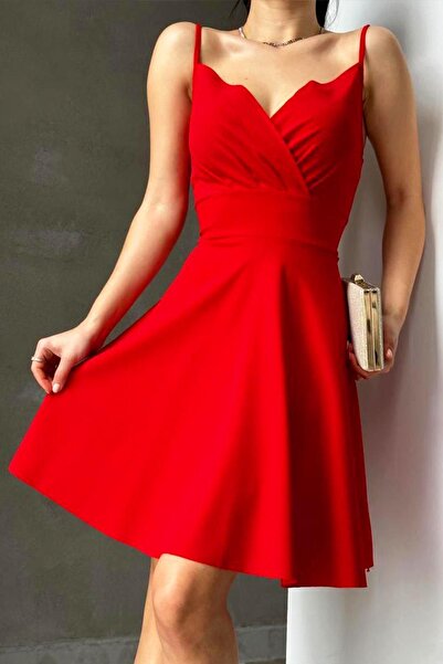 Emirela فستان كريب مستورد بأشرطة رفيعة