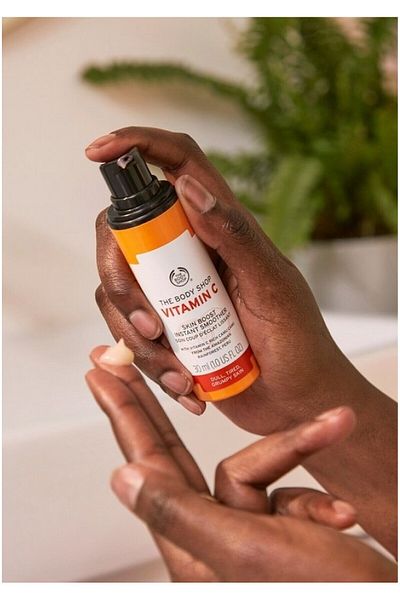 THE BODY SHOP Ser de netezire si luminozitate pentru ten, Vitamina C, 30 ml