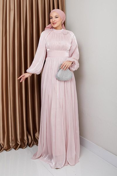 Olcay Blumendetailliertes, plissiertes Yoryo-Seiden-Abendkleid mit Hijab PUDRA 1240
