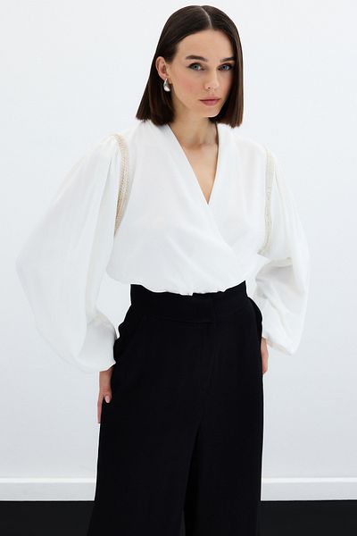 Sateen بلوزة بذلة مع تفاصيل إكسسوارات - إكرو