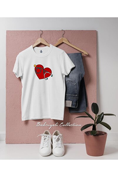 bahriyeli.jpeg تي شيرت للجنسين بتصميم سماعة الطبيب كبيرة الحجم وقلب أحمر