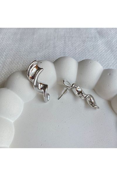 DEMOKAN Tiny Curved Women's Earrings