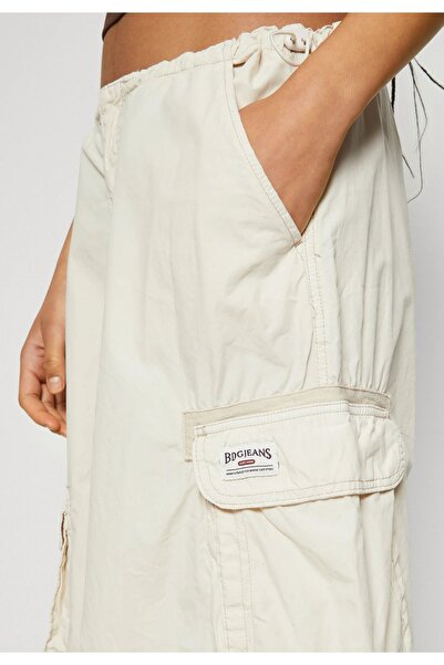 september island Oversize Cream Trousers - Cargo Pocket Detail