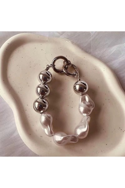 Choice سلسلة مفاتيح أخرى من سلسلة الهاتف المحمول ذات اللون الأبيض الباروكي على شكل سوار من الخرز المطلي بالكهرباء من اللؤلؤ