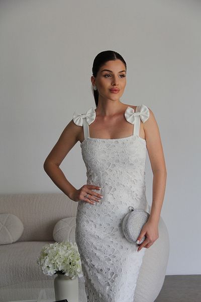 Julidress Λεπτομερές φόρεμα με δαντέλα με λευκή κορδέλα με λουράκι με φιόγκο