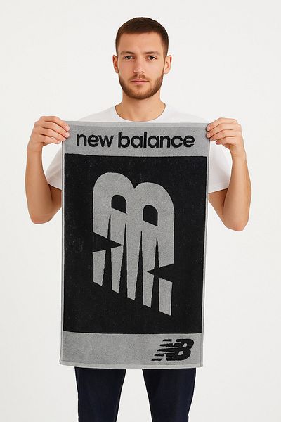 New Balance Unisex Tsat2201 - 50X90 šedočerný sportovní ručník na obličej a tělo