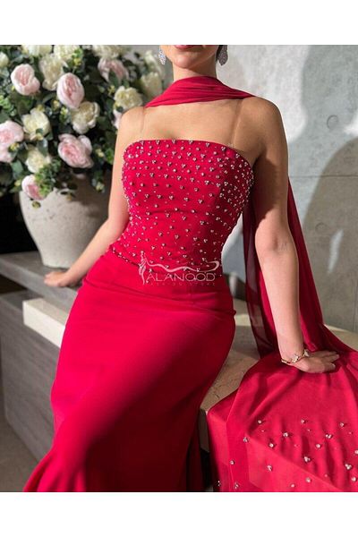 ALANOOD FASHION Rowan's red dress with an elegant and ornate design