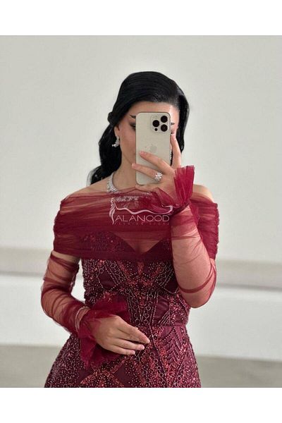 ALANOOD FASHION A luxurious Oudi embroidered evening dress with separate shoulders