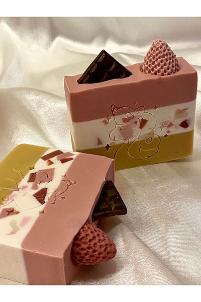 Port Aksesuar Strawberry Dream Natural Handmade Soap – St. John's Wort & Apricot Kernel Oil (for Sensitive Skin)