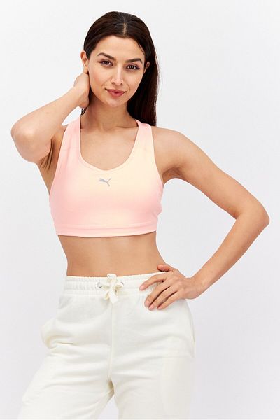 Puma حمالة صدر رياضية نسائية مبطنة قليلاً ومزينة بشعار العلامة التجارية، لون خوخي