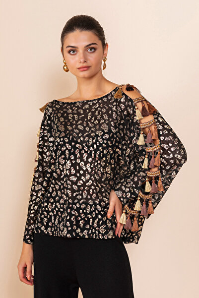 SERPİL Kadın Püskül Detaylı Desenli Bluz – Omuz Dekolteli ve Geniş Kol Tasarım