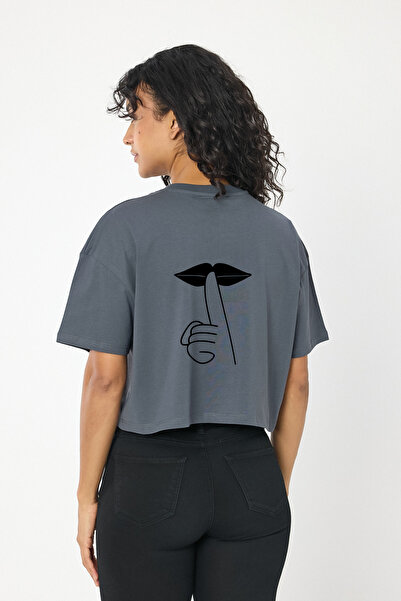 Windy Island تي شيرت نسائي قصير برقبة دائرية ومطبوع على الظهر