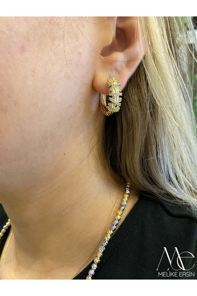 MELİKE ERSİN أقراط دائرية من الفولاذ من سلسلة Vip باللون الذهبي وحجر الزركون