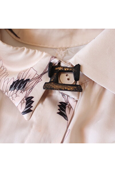 TRENDİN YOLU Dikiş makinesi şeklinde broş iğneli