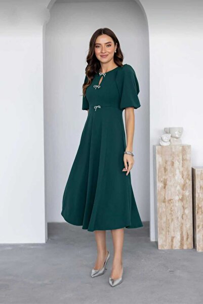 Safgiyim44 فستان نسائي متوسط ​​الطول بأكمام منتفخة وتفاصيل بروش بثلاثة أقواس