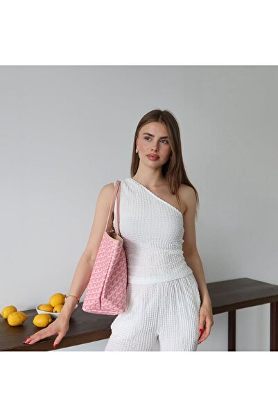 First Man One-Shoulder-Bluse aus Seersucker-Stoff mit Hosenanzug. Zweiteiliger Anzug