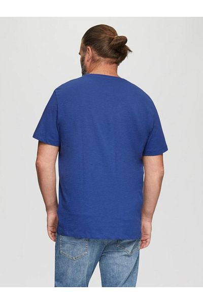 s.Oliver Tricou bărbătesc mărime mare cu imprimeu text și decolteu, albastru închis