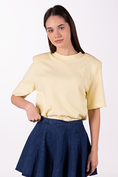 BARRELS AND OIL Women's Shoulder Pad Pack Short Sleeve T-Shirt - Yellow