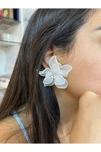 PONÇİK ACCESSORİES أقراط زهرة كبيرة بيضاء من التول