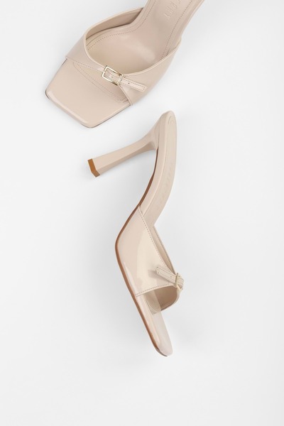 Shoeberry Γυναικείες παντόφλες με τακούνι Vionne Ten λουστρίνι με ζώνη