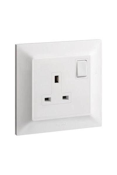 Legrand مقبس مفرد ثلاثي أبيض 13 أمبير بدون مفتاح