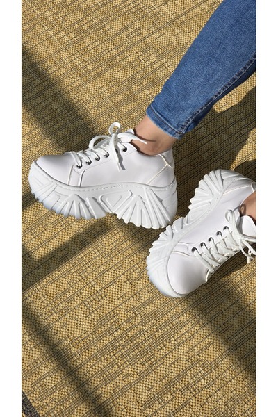 Melinta Shoes حذاء رياضي نسائي من Melinta برباط ونعل عريض