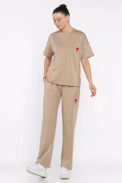 GÜLSELİ Beige Women's Heart Embroidered Crew Neck T-Shirt Pants Two-Piece Set