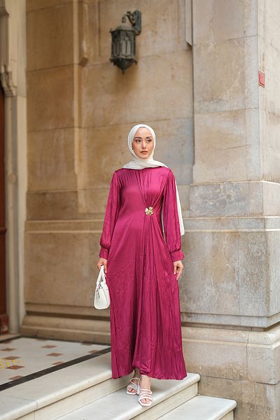 LOCCO Women's Front Brooch Detailed Wrinkle Dress Burgundy