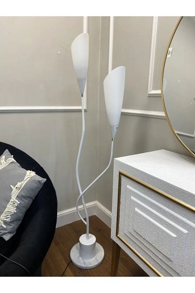 Gerenic Tall lamp with a streamlined design, white