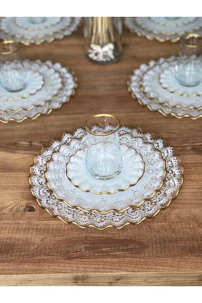 B&M Gold Lace Patterned Curved 24 Piece Breakfast Set