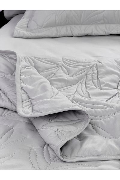 Beroea Home Add a touch of timeless beauty to your bedroom with our Floral Bedspread Set