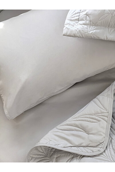 Beroea Home Add a touch of timeless beauty to your bedroom with our Floral Bedspread Set