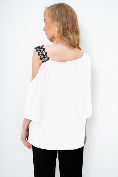 Trend Alaçatı Stili Weiße Damenbluse mit U-Boot-Ausschnitt, One-Shoulder-Paillettenbandbluse ALC-X14129