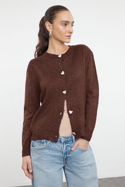 Trendyol Collection Кафяв мек текстуриран плетен кардиган с копчета и бижута TWOAW22HI0044