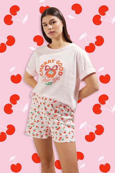 Trendyol Collection Ροζ 100% βαμβακερό σορτς με σχέδιο κερασιού Πλεκτό Σετ Πιτζάμες THMSS25PT00101